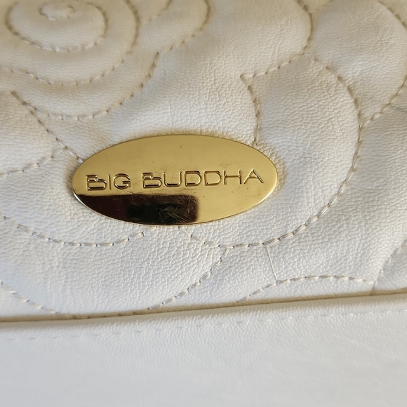 Chic White Quilted Shoulder Bag with Gold Chain - Picture 3 of 5